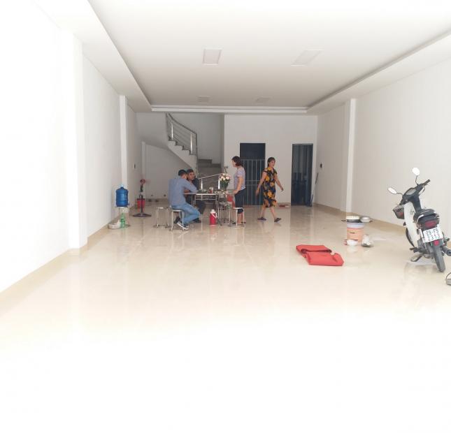 Cho thuê nhà mặt phố Quang Trung, 120mx 4T, thông sàn làm showroom, văn phòng.