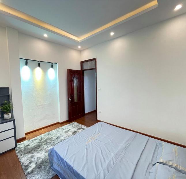 Bán nhà Trần Thái Tông diện tích 30m2, sdcc, 5 tầng,6 phòng ngủ, ô tô đỗ cửa giá 4,7 tỷ