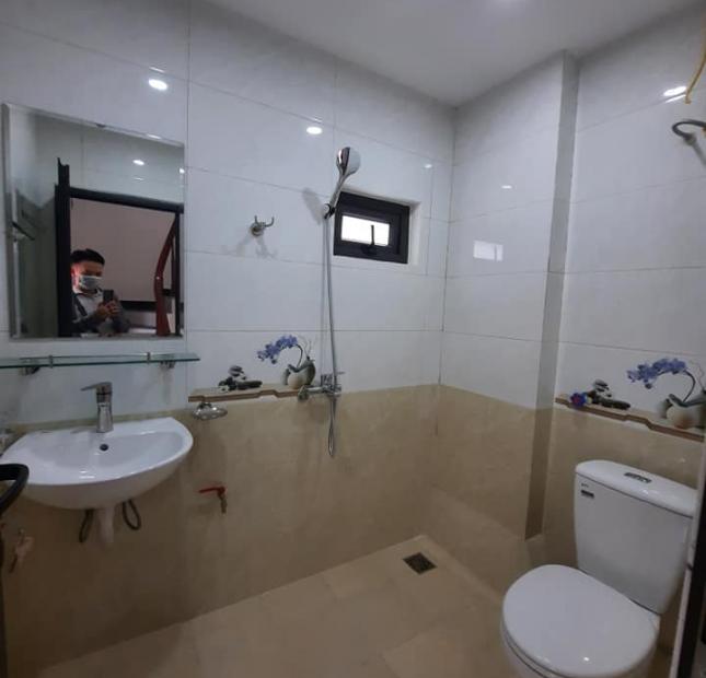 Nhỉnh 2 tỷ, Nhà mới 5 tầng 3PN, lô góc tại phường Thượng Thanh, quận Long Biên.