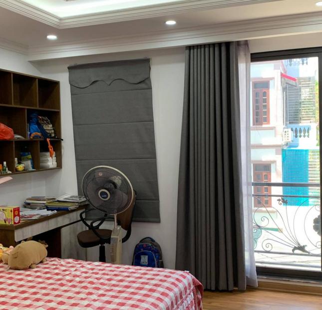 Mặt phố Nguyễn Đình Hoàn 60m x 5T giá trên 15 tỷ vỉa hè rộng 	