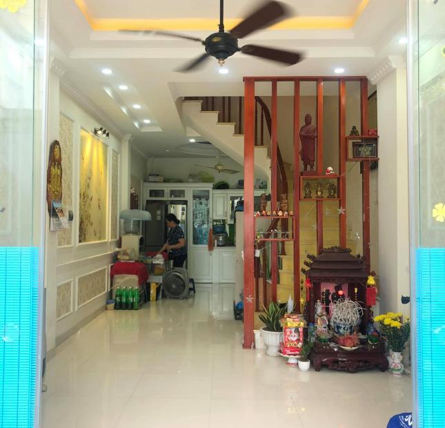 Bán nhà BÁT KHỐI, chỉ sáng không tối, sân để ô tô, 52m2. 4 tỷ