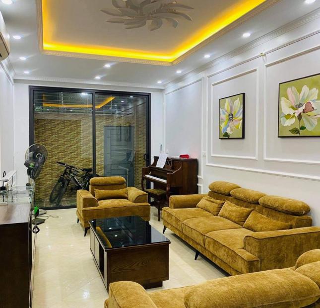 Nhà Nguyễn Hoàng Tôn, Ô TÔ Tránh, 2 thoáng, Giá 10.8 tỷ. 