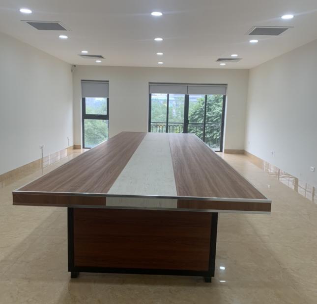 Cho thuê nhà mặt  ngõ Lạc Long Quân	Dt đất 300m, xd 150m,4 tầng, mt 18m. Giá 45tr/th.LH-0968.810.861