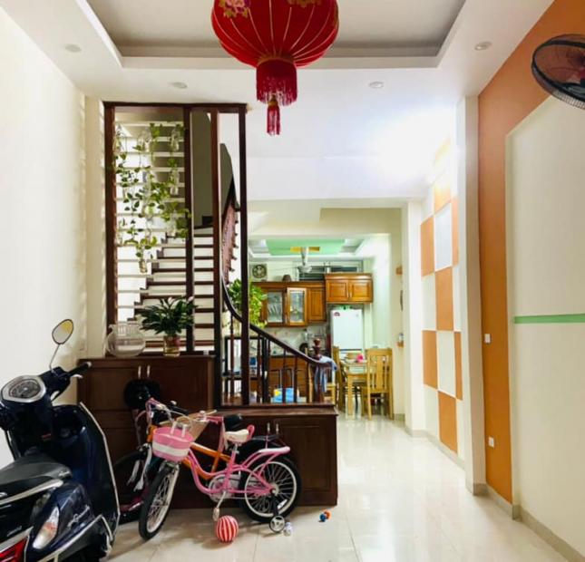 Bán nhà Hoàng Quốc Việt – Phân Lô – Gần Oto – An sinh đỉnh. 42m2 x 5T. Giá 5.6 tỷ