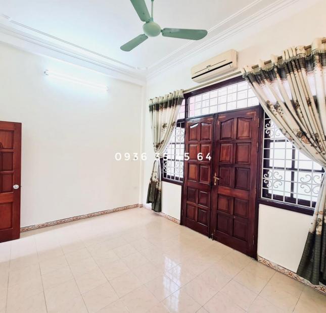 Bán nhà phố Trường Chinh, cách phố có 20m, đi lại giao thông cực kỳ thuận tiện. 42m2, 4 TỶ HƠN