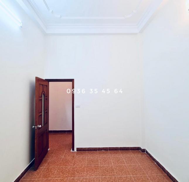 Bán nhà phố Trường Chinh, cách phố có 20m, đi lại giao thông cực kỳ thuận tiện. 42m2, 4 TỶ HƠN