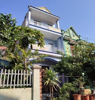 Đón sóng hầm Cửa Lục, tôi cần bán nhà 3 tầng trung tâm khu du lịch Bãi Cháy, chỉ 150m ra đến biển.