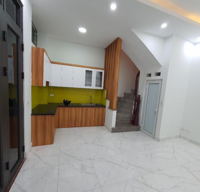 Bán nhà Vũ Tông Phan, vài bước ra phố, 34m2, 5 tầng, chỉ 3.4 tỷ.