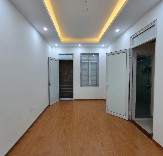 Bán nhà Vũ Tông Phan, vài bước ra phố, 34m2, 5 tầng, chỉ 3.4 tỷ.