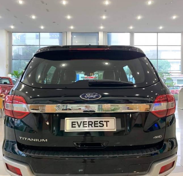 Ford Everest Titanium 2022 có 2 phiên bản đang được phân phối chính hãng tại Việt Nam