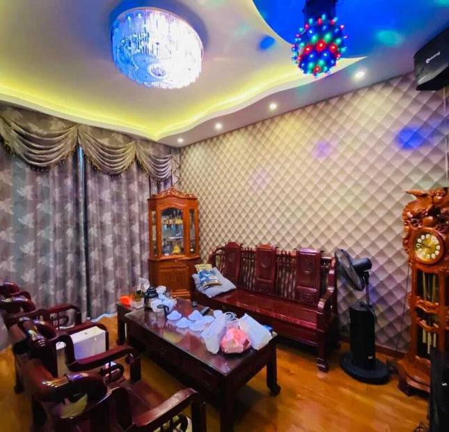  Nhà đẹp Đường Láng, gần phố, 43m2, 5 tầng, 5 ngủ, giá chỉ 6.5 tỷ.
