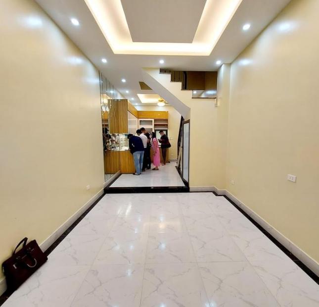 Bán gấp nhà Hào Nam, ngõ 3 gác thông, 38m2, 4 tầng, chỉ 4.9 tỷ.