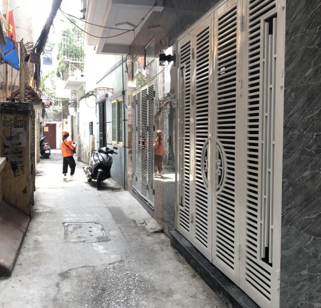 Bán gấp nhà Hào Nam, ngõ 3 gác thông, 38m2, 4 tầng, chỉ 4.9 tỷ.