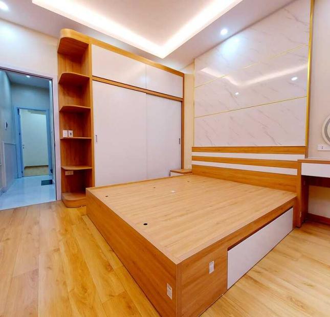 Bán gấp nhà Hào Nam, ngõ 3 gác thông, 38m2, 4 tầng, chỉ 4.9 tỷ.