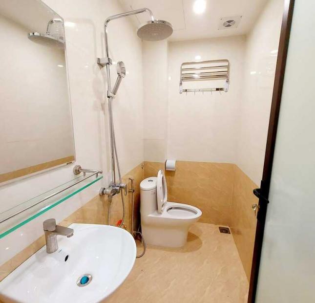 Bán gấp nhà Hào Nam, ngõ 3 gác thông, 38m2, 4 tầng, chỉ 4.9 tỷ.