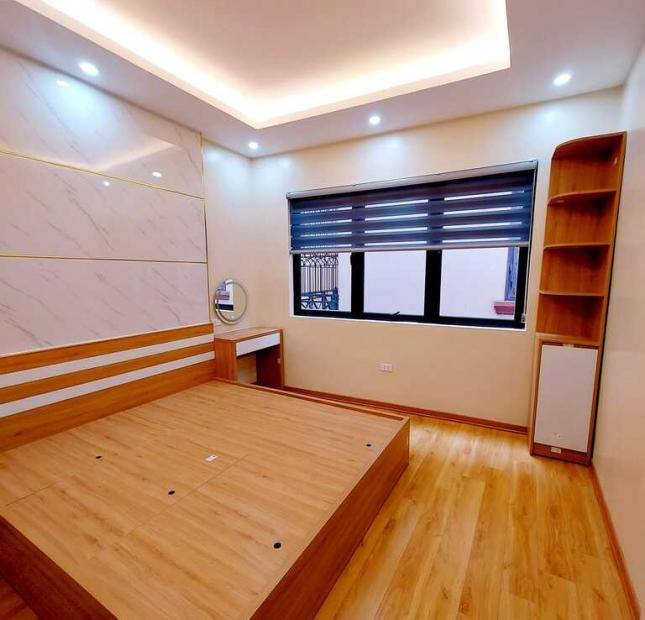 Bán gấp nhà Hào Nam, ngõ 3 gác thông, 38m2, 4 tầng, chỉ 4.9 tỷ.