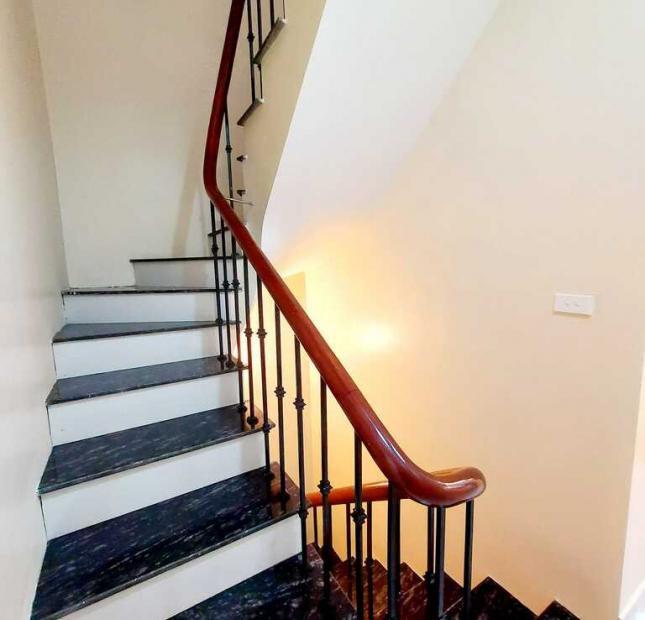 Bán gấp nhà Hào Nam, ngõ 3 gác thông, 38m2, 4 tầng, chỉ 4.9 tỷ.