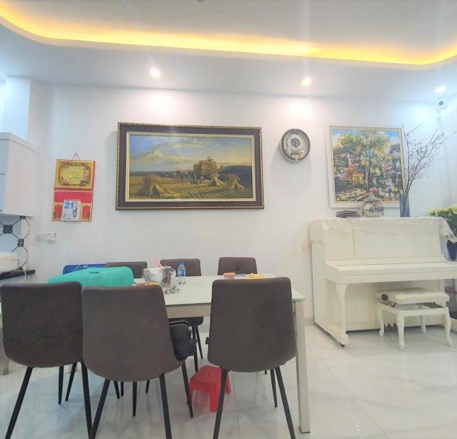 Bán Nhà mặt phố Nguyễn Chí Thanh, Dòng tiền cao, Vị trí đẹp, 40m MT 4,5m, Giá 17,6 tỷ.
