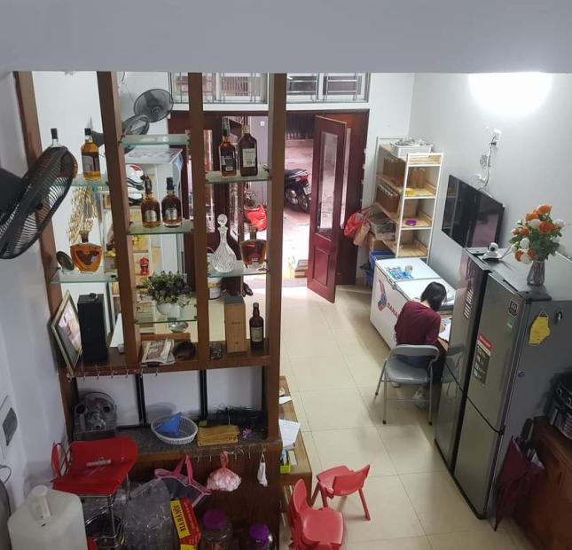 Bán nhà Trung tâm Quận Cầu giấy, vài bước ra phố, Lô góc 2 thoáng