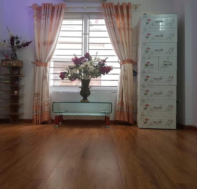 Bán nhà Trung tâm Quận Cầu giấy, vài bước ra phố, Lô góc 2 thoáng