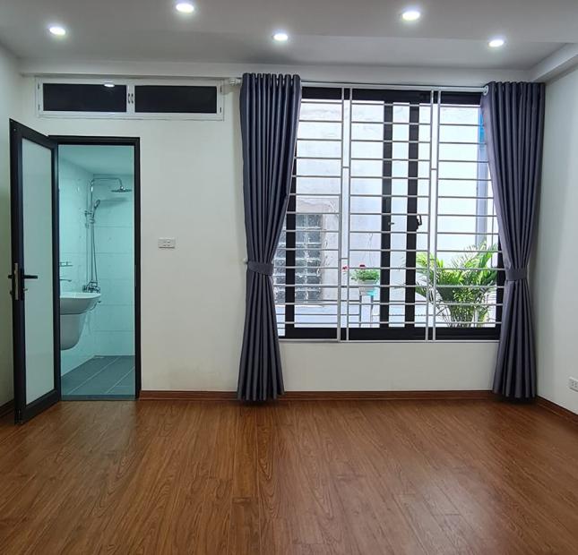 Bán nhà Khương Đình, ngõ nông vài bước ra phố, 62m2, 5 tầng, chỉ 5.45 tỷ.