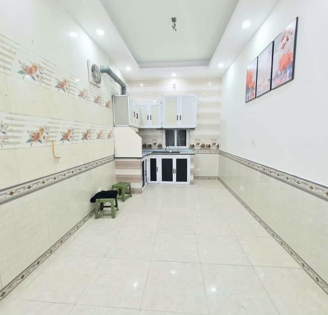 Bán gấp nhà 3 tầng, Quận Đống đa, 32m2, chỉ 2 tỷ 35, ở ngay