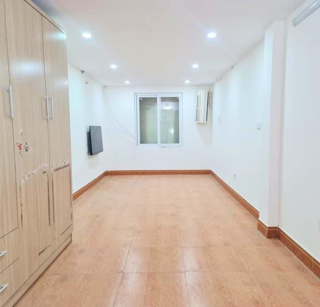Bán gấp nhà 3 tầng, Quận Đống đa, 32m2, chỉ 2 tỷ 35, ở ngay