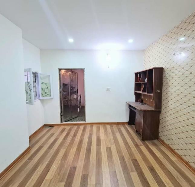 Bán gấp nhà 3 tầng, Quận Đống đa, 32m2, chỉ 2 tỷ 35, ở ngay