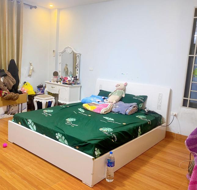 BÁN NHÀ LẠC LONG QUÂN. GẦN PHỐ. 10M Ô TÔ QUAY ĐẦU. DT 38M. 5 TẦNG. MT 3,5M. 4,85 TỶ