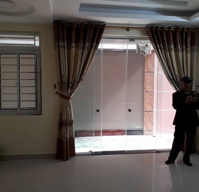 Bán nhà mới xây ở hồ Linh Đàm, diện tích 42m2, 3,7 tỷ