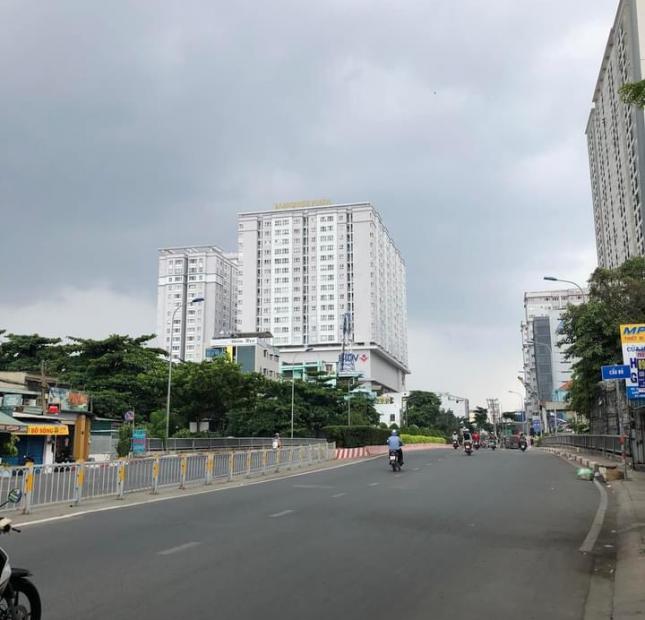 Bán nhà 5 tầng đẹp, ngang 4.3m, vào ở ngay, HXH Nguyễn Xí, gần VinCom Plaza, 11.6 tỷ.