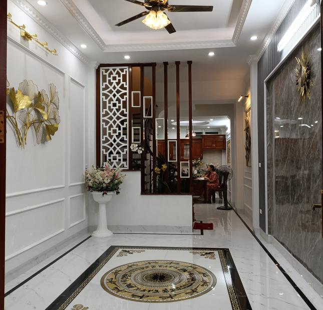 Bán nhà Hoàng Quốc Việt 45m2 x 6T. Giá chỉ 6.65 tỷ. khu phân lô, gần oto, ô chờ thang máy.