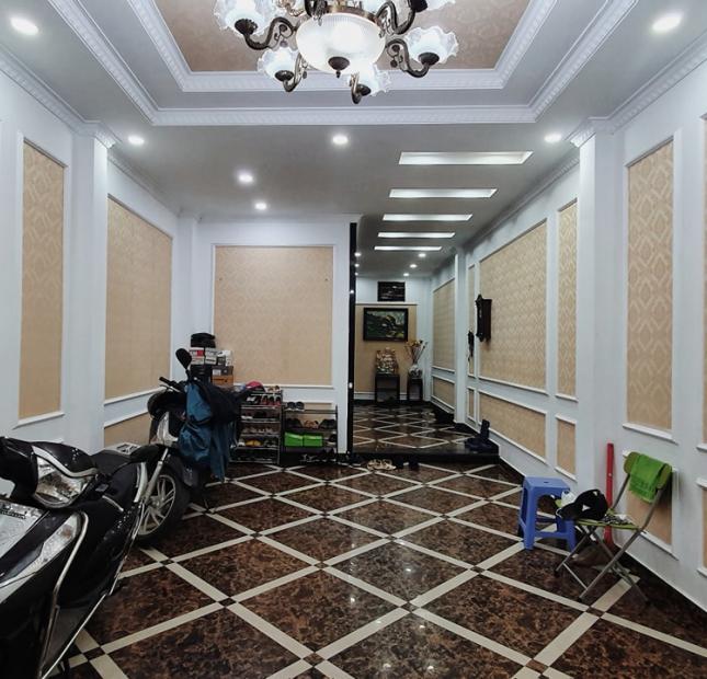 GIA ĐÌNH CẦN BÁN GẤP CĂN NHÀ GẦN KĐT ĐỀN LỪ- 52M2- 5 TẦNG THANG MÁY- Ô VÀO NHÀ- 8,7 TỶ.