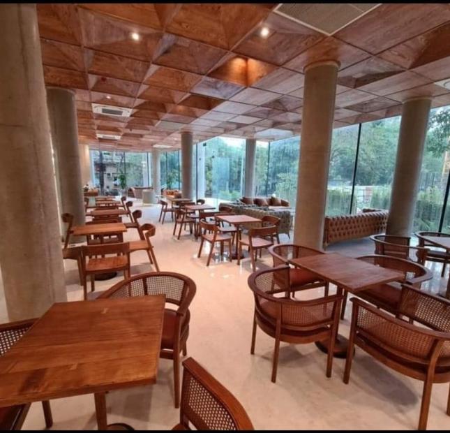 Khách Sạn Mặt Phố Trương Công Giai -Lô Góc– Full Chức năng Café , Gym bể bơi 323M2 185 Tỷ
