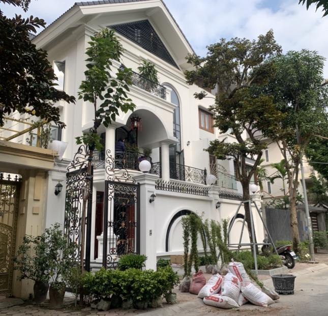 Bán gấp căn biệt thự khu đô thị Sài Đồng, Lô góc, view vườn hoa hiếm bán