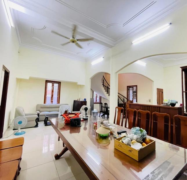 Biệt thự sân vườn Ven sông gần chợ Hiệp Bình 210m2 giá 18 tỷ