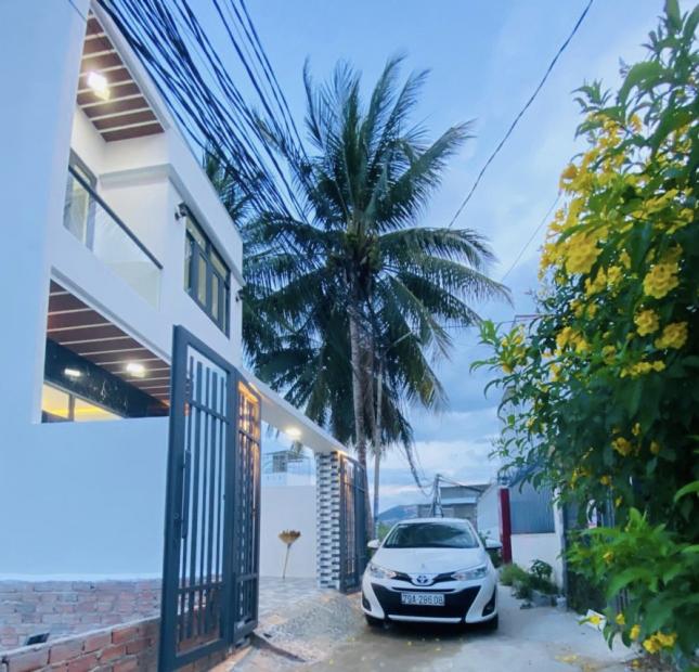Căn nhà mới xây kiểu hiện đại 1 trệt 1 lầu mê đúc xã Vĩnh Ngọc