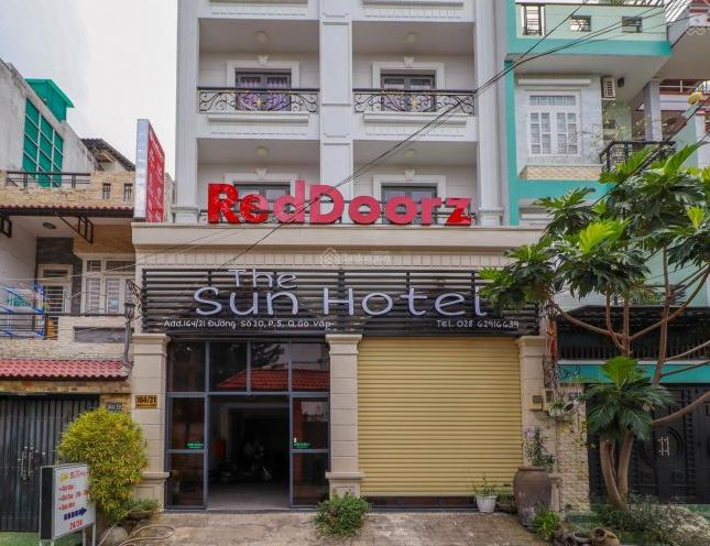 Bán khách sạn thương hệu Red Doorz đường Số 20, Dương Quảng Hàm, Gò Vấp 8x15m 4 lầu 17p 150tr/tháng
