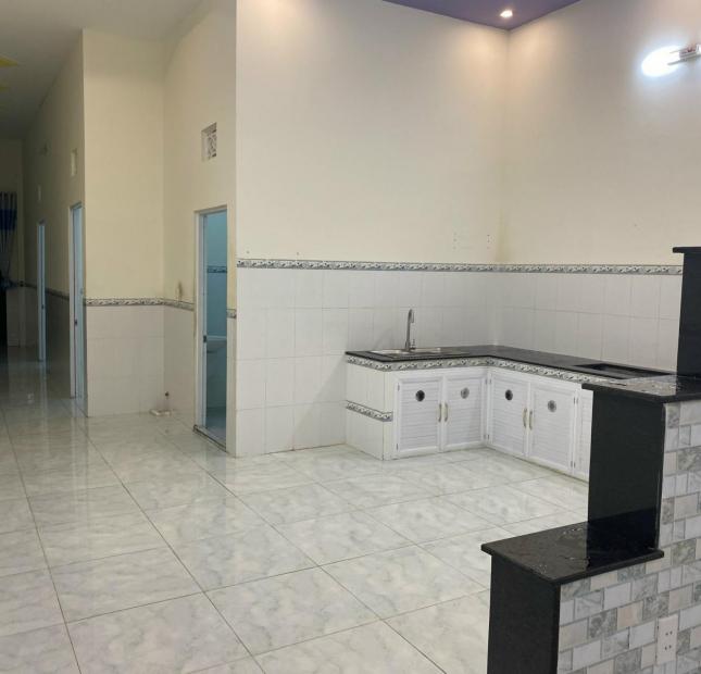 Tôi chính chủ di cư cần bán nhanh căn nhà c4 mới xây và lô đất 300m gần kcn chợ