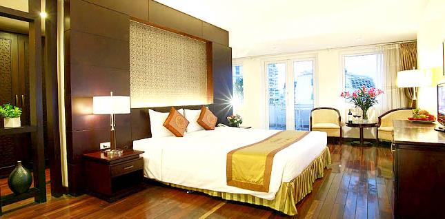 Bán khách sạn 1 trệt 5 lầu 17 phòng VIP mặt biển đường Hạ Long hướng Tây nam, phường 2