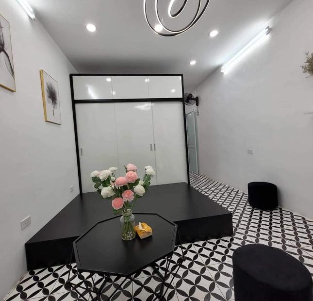 Bán gấp CH tập thể 180 Ngọc Hà giá 1.55 tỷ, DTSD 40m (sổ 30m). Đẹp ở luôn