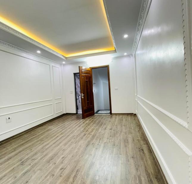 Bán nhà Nhuệ Giang, 35m2, 5 tầng, giá chỉ nhỉnh 4 tỷ