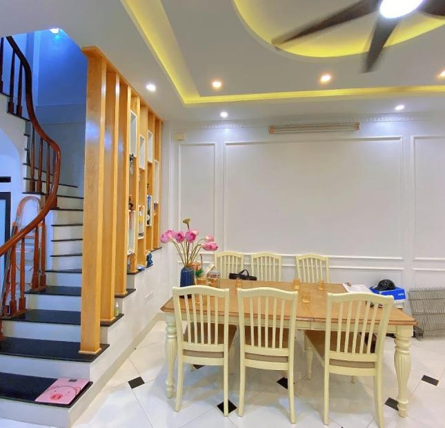 Bán nhà Hoàng Quốc Việt. Ngõ đẹp thông tứ tung, gần oto, full nội thất. 35m2x5T Giá 5.2 tỷ