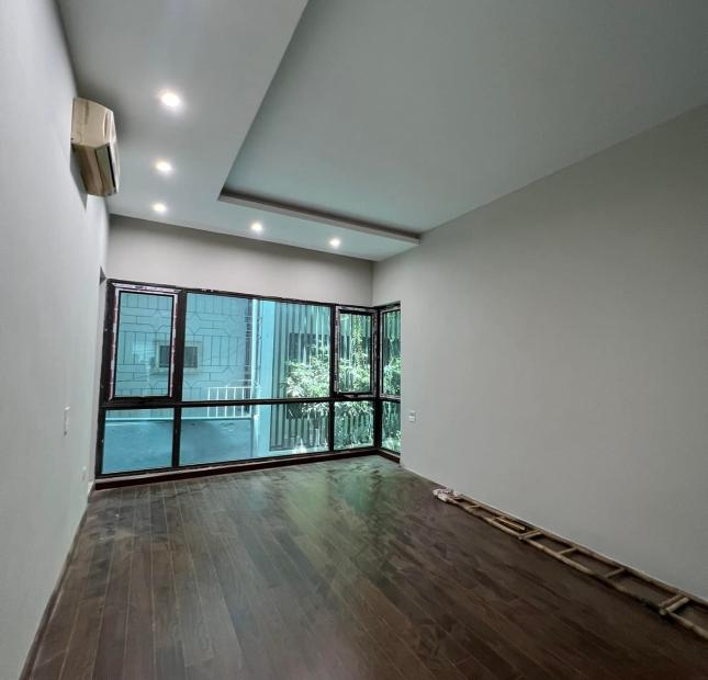Nhà sát phố sổ phân lô view hồ Hoàng Cầu quận Đống Đa,2 mặt ô tô qua nhà,vừa ở vừa mở vp,47m2 giá 11 tỷ