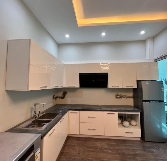 Nhà sát phố sổ phân lô view hồ Hoàng Cầu quận Đống Đa,2 mặt ô tô qua nhà,vừa ở vừa mở vp,47m2 giá 11 tỷ