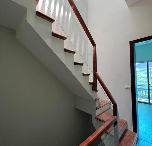Nhà sát phố sổ phân lô view hồ Hoàng Cầu quận Đống Đa,2 mặt ô tô qua nhà,vừa ở vừa mở vp,47m2 giá 11 tỷ