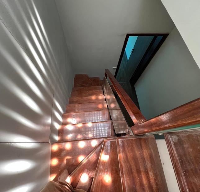 Nhà sát phố sổ phân lô view hồ Hoàng Cầu quận Đống Đa,2 mặt ô tô qua nhà,vừa ở vừa mở vp,47m2 giá 11 tỷ