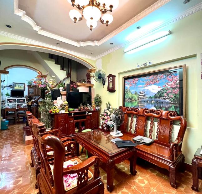 Nhà măt ngõ rộng 4m,căn góc 2 thoáng Thái Thịnh quận Đống Đa 5 tầng 39m2 giá 4,9 tỷ