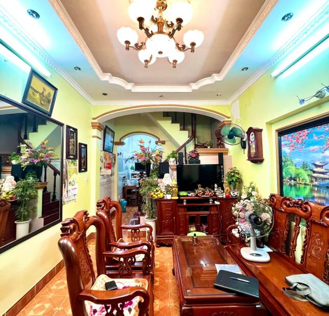 Nhà măt ngõ rộng 4m,căn góc 2 thoáng Thái Thịnh quận Đống Đa 5 tầng 39m2 giá 4,9 tỷ