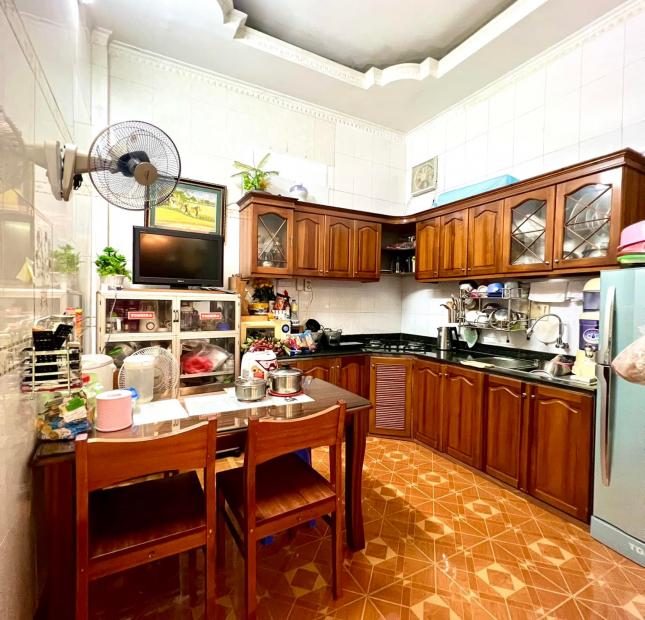 Nhà măt ngõ rộng 4m,căn góc 2 thoáng Thái Thịnh quận Đống Đa 5 tầng 39m2 giá 4,9 tỷ